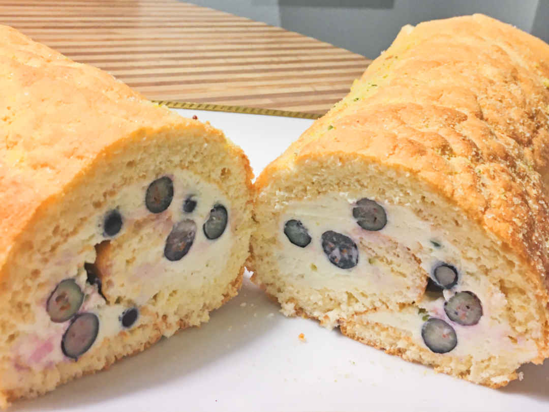 Biskuitrolle mit Heidelbeeren und Pistazien - Bistro Bonnet ...